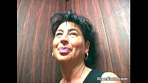 video зрелая брюнеткашлюшка сосет жесткий член sex