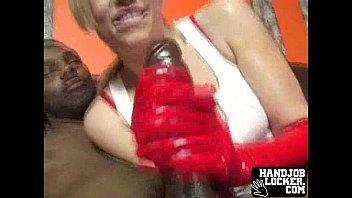 video телочкаблондинка обрабатывает массивную черную трубу sex