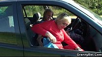 video он бьет эту старую шлюху на траве sex