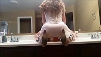 video скачет на моем фаллоимитаторе на стойке в ванной sex