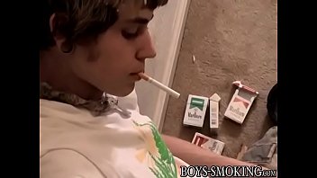 video курящий сигару твинк дрочит волосатый член и кончает в подносе sex