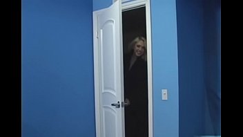 video милашка с ценными формами тела скачет на хуе обнажая круглую задницу sex