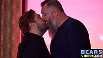 video пухлый медвежонок приглашает волосатого медведя на волосатую еблю sex