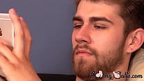 video гейспортсмен andrew играет по телефону в сольной мастурбационной сессии sex