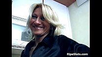 video очень горячая зрелая блондинка получает мокрую киску sex