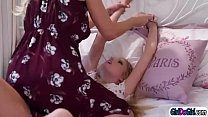 video ブロンドのティーンはその巨乳の継母に直面しディルドで彼女をファックします sex