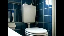 video любительские бритая брюнетка в трусиках мастурбация соло в туалете sex