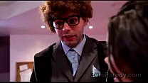 video 2つの大学の甘いものはrのパロディーで幸運なオタクを吸いますオタクの sex