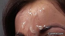 video шлюховатая красотка получает выстрел спермой на ее лицо глотая весь сок sex
