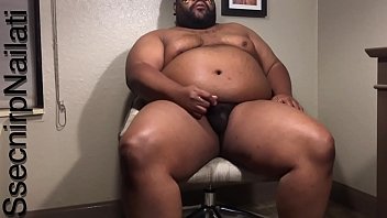 video черный человек в коричневом стуле стола в гостиничном номере sex