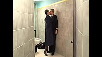 video брюнетка стюардесса элисон рэй сосет член пилота на коленях отсасывая пилоту sex