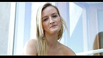 video мамаблондинка и грудастая крошкаблондинка отсасывают sex