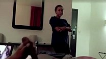 video горничная отеля ловит его за подергиванием и наблюдает как он кончает sex