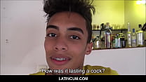 video amateur latino minet avec des bretelles payées pour avoir un trio avec deux mecs hétéro sex