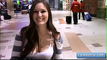 video горячая брюнетка с большими сиськами саммер светит своими натуральными большими сиськами на публике sex