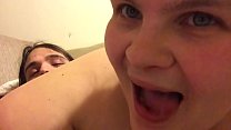 video сюрприз со спермой шлюха с большими сиськами сосет огромный член заставляя ее заткнуться и глотать полный рот sex