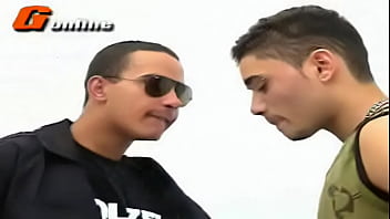 video ゴンラインを運ぶ警察の銃身 sex