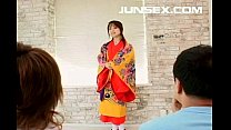 video アジアンドールは交代で2人の男とセックスするのが好きです sex