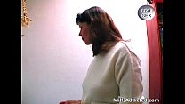 video ホットブルネットのベイビーは彼女の毛むくじゃらの猫を取得します sex