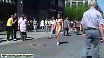 video обнаженная крошка развлекается на улице sex