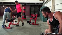 video кончил в теплицу ryan rose для 2 его парней в спортзале sex
