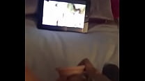 video горячая милфа мастурбирует во время просмотра порно и грязно говорит sex