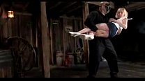 video ダンジョンで赤くスパンキングされた縛られたお尻を取得するスリムブロンド sex