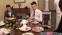video официанттвинк сосет и скачет на хуе после ужина sex