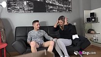 video я трахаю маму своего друга она хотела меня ты видишь она любит молодых парней sex
