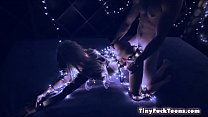 video 黒檀のひよこは彼女の毛むくじゃらの黒い猫を詰めたザーメン黒檀のハードコアを持っています sex
