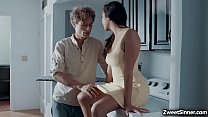 video マイケルベガスはポケットの中のパンティーの匂いを嗅いだ後ゴージャスなベビーシッターのカーリーグレイを味わいセックスする準備ができています sex