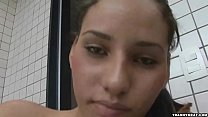 video トラニーは彼女が引っ張る巨乳と大きな雄鶏を持っています sex