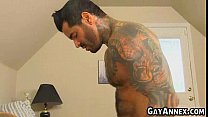 video 入れ墨されたスタッドはお尻のハンサムな塊をファック sex
