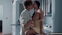 video 熱くて巨乳のベビーシッターカーリーグレイは妻がいないときに彼のコックに乗って雇用主と遊ぶ方法を知っています sex