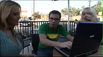 video две игривые светловолосые красотки ева лоуренс трина майклс решили познакомиться с парнем наслаждающимся обедом в sex