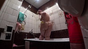 video за кадром симпатичная толстушка после записи эротического видео фильма с кремом на большой жопе пошла мыться в sex