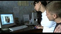 video озорная красотка поднимает длинные ножки sex