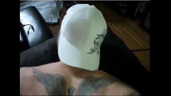 video давая своему парню на диване sex