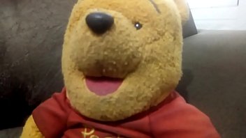 video クマのプーさんのテディベアとタイゴンがバイアの家で分割されたソファで2回の分割払いを欠いてタイゴンはノンストップでうめき声を上げ世界最高の繊細さと角質で跳ね返るテディベアの貴重なお尻を食べています sex