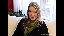 video восхитительная блондинкаподростоклюбитель трет свою безволосую киску sex