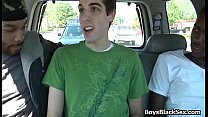 video ブロンディワイドはクローズアップでピンクの陰部の穴を広げます sex