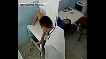 video непослушный получает оральный секс от гинеколога и рогатый скот держит ее за руку давая sex