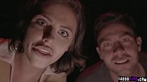 video мужчина падает на колени чтобы войти а женщина ползет под ним sex