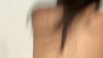 video спортивная крошкабрюнетка вибрирует персиковой мокрой киской sex