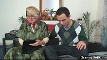 video старая мама ублажает незнакомца sex