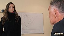 video шлюховатая тинка принимает сперму на свой язык и глотает ее после жесткого траха с пожилым парнем sex
