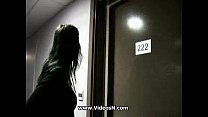 video フランスの売春婦は一度に2つのディックを吸う sex