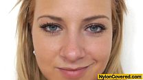 video 彼女の顔にナイロンマスクを持つブロンド sex