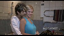 video милашка играет с донг sex