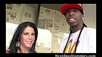 video クーガーは黒い雄鶏を屋外に連れて行く sex